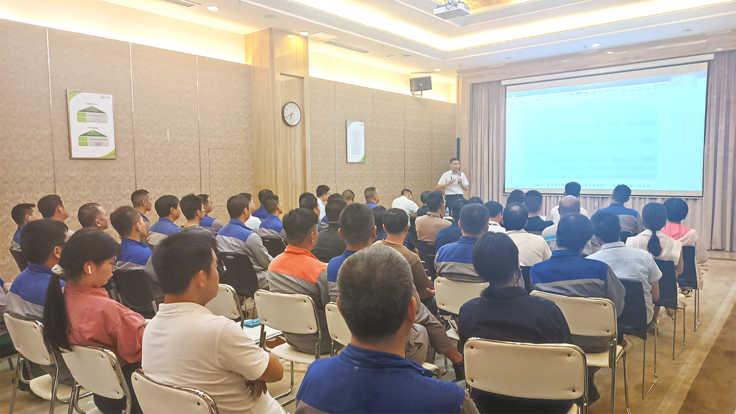 華美科技組織召開(kāi)專項(xiàng)總結(jié)會(huì)